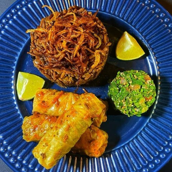 Para combinar texturas, cores e sabores únicos em um prato memorável. São 3 charutos de repolho, mjadra, tabule e cebola  #salada #carne  #árabe #marmita #quentinha #entrega #refeição #saudável #culinária #rápida.