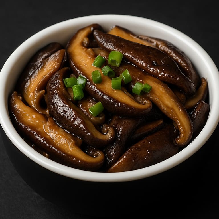 Cogumelos salteados na manteiga, alho e cebola. Temperado com molho shoyu light e especiarias orientais.