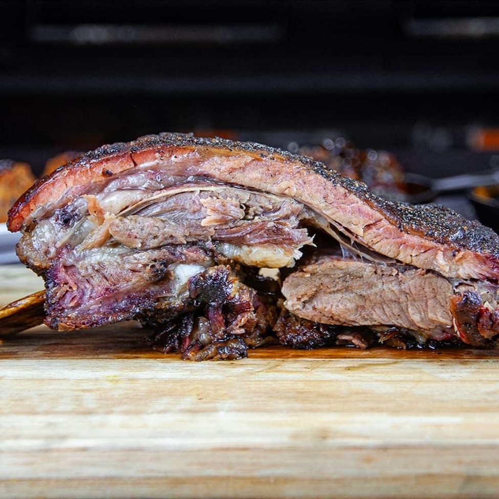 Uma incrível costela bovina de cerca de 550g, com um tempero especial de dry rub e 8 horas de defumação na lenha frutífera. Ela chega à sua mesa acompanhada de uma irresistível farofa de bacon crocante e um delicioso molho chimichurri