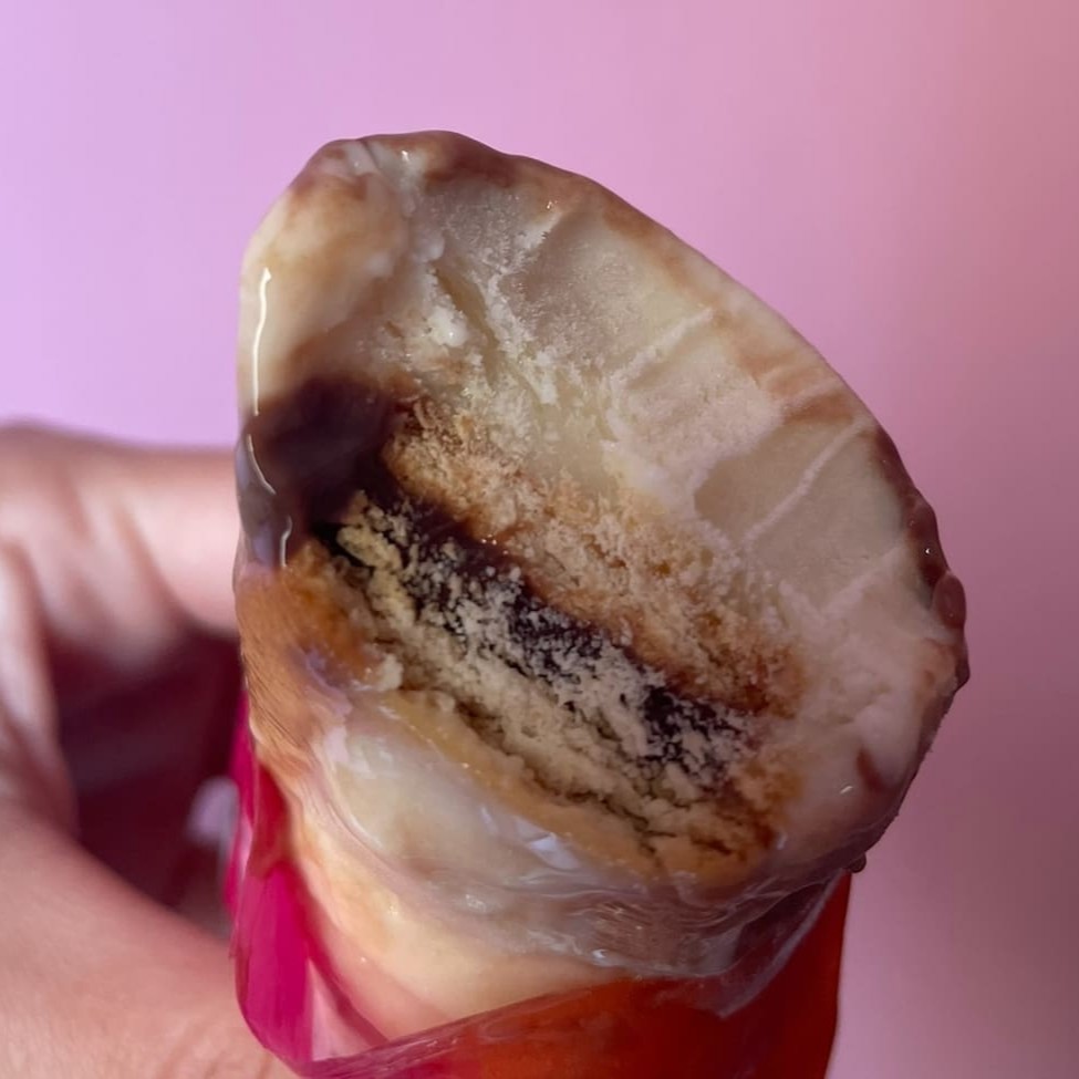 Esse é Pavê e para comer também! A sobremesa mais famosa da família em forma de sacolé, um delicioso creme de leite condensado e brigadeiro, recheado com biscoito maisena. Uma verdadeira delícia