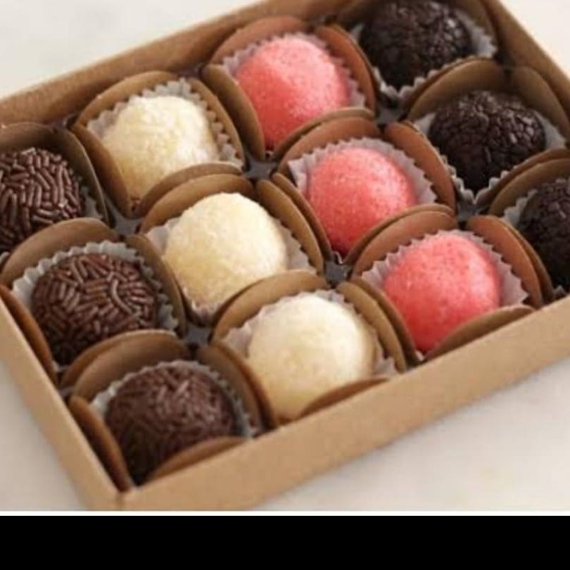 Deliciosos e cremosos, nossos docinhos sortidos são feitos com ingredientes de alta qualidade, proporcionando uma experiência doce e inesquecível a cada mordida. A caixa vem com 12 unidades em sabores variados, perfeitos para qualquer momento de prazer ou para presentear quem você ama. Adoce seu Dia com o melhor dos doces artesanais!