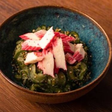 Cortes bem fininhos de pepino, kani, gergelim e molho especial.