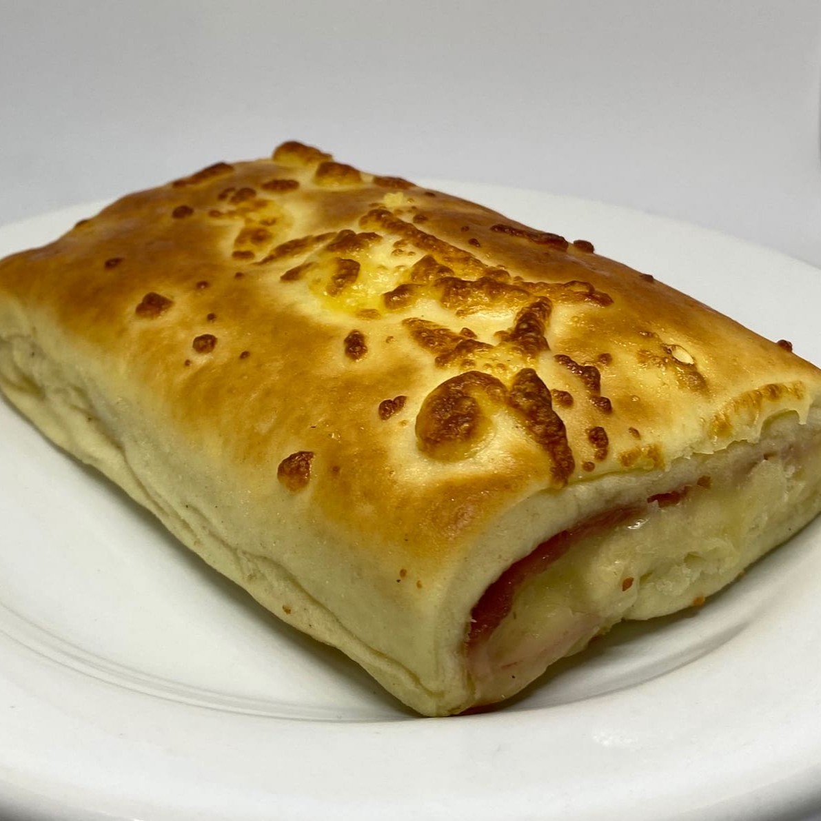 Experimente o nosso suculento joelho de queijo com presunto, uma combinação perfeita de sabores! Preparado com uma massa leve e crocante, recheado com queijo derretido e presunto saboroso, cada mordida é uma explosão de prazer. Garanta já o seu e surpreenda-se com essa delícia!