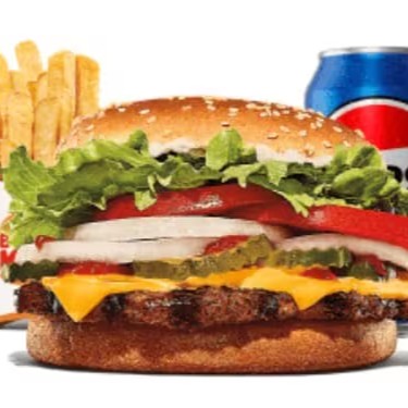 Hambúrguer vegetariano grelhado de 113g, pão com gergelim, queijo derretido, picles, salada fresca (alface, cebola, tomate), ketchup e maionese bk. Acompanha batata frita e bebida.