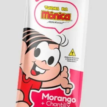 Picolé de morango com recheio de chantilly