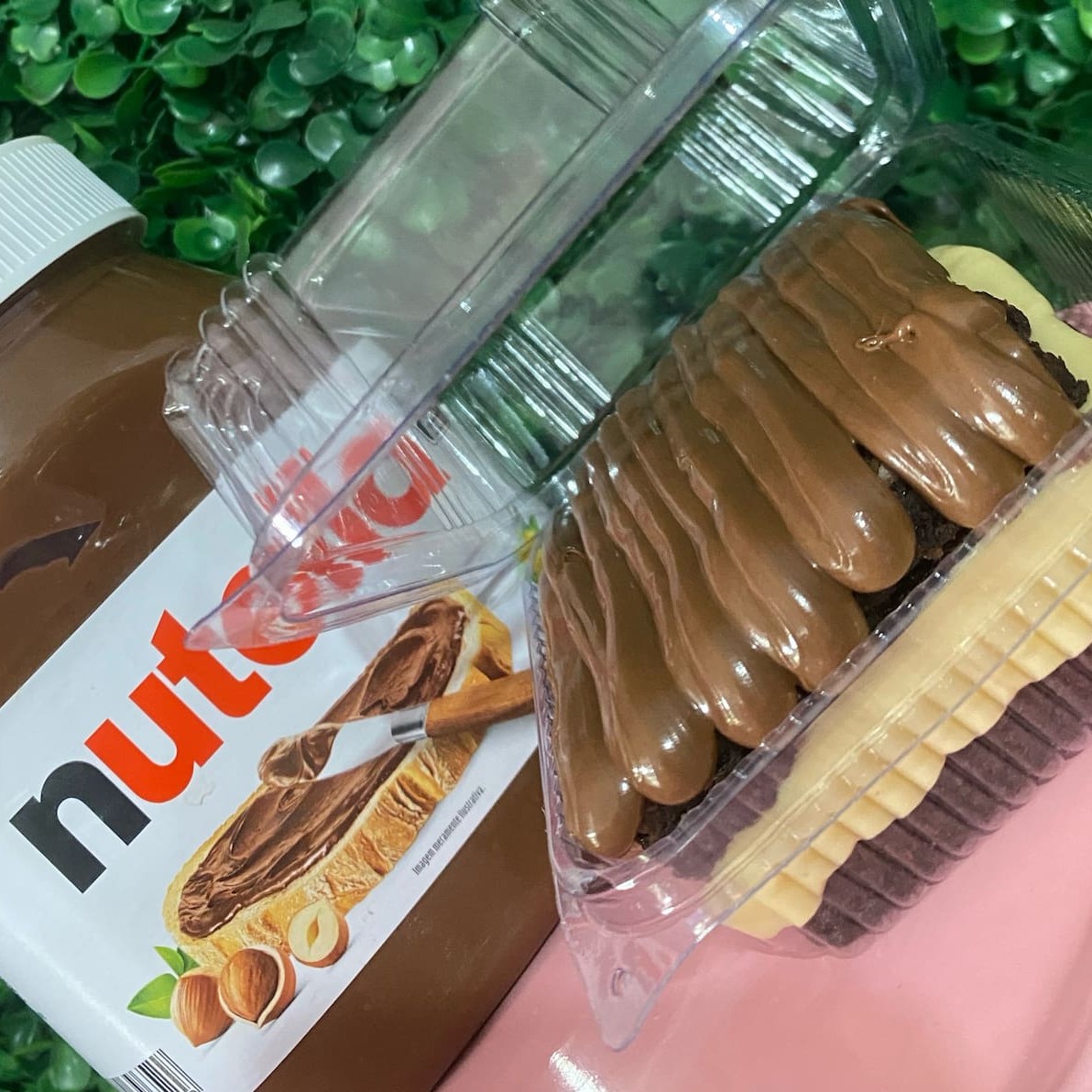 Duas fatias do nosso delicioso Brownie 7x7 molhadinho por dentro e com casquinha por fora, uma camada de brigadeiro de Ninho super cremosa e uma camada de Nutella!