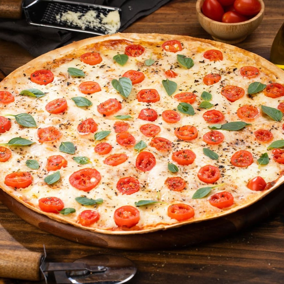 Compre com 1 clique!! Pizza Grande de 35cm. Nossa pizza de massa super fina, leve e borda crocante, com base de molho de tomate, mussarela, tomate cereja fatiado, finalizada com folhas de manjericão fresco e orégano.
