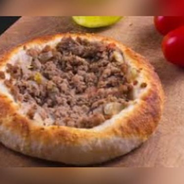 Massa artesanal, carne moída de qualidade, tomate, cebola, cheiro verde, coentro, temperos da casa, alho, limão.  Todos ingredientes sao cortados em cubos e pequenos, nossa carne tem maturação de 2 dias com todos insumos e temperos.  Uma explosão de sabor e qualidade.