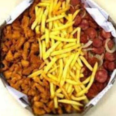 Um delicioso combo de petisco com maionese temperada   Serve ate 3 pessoas