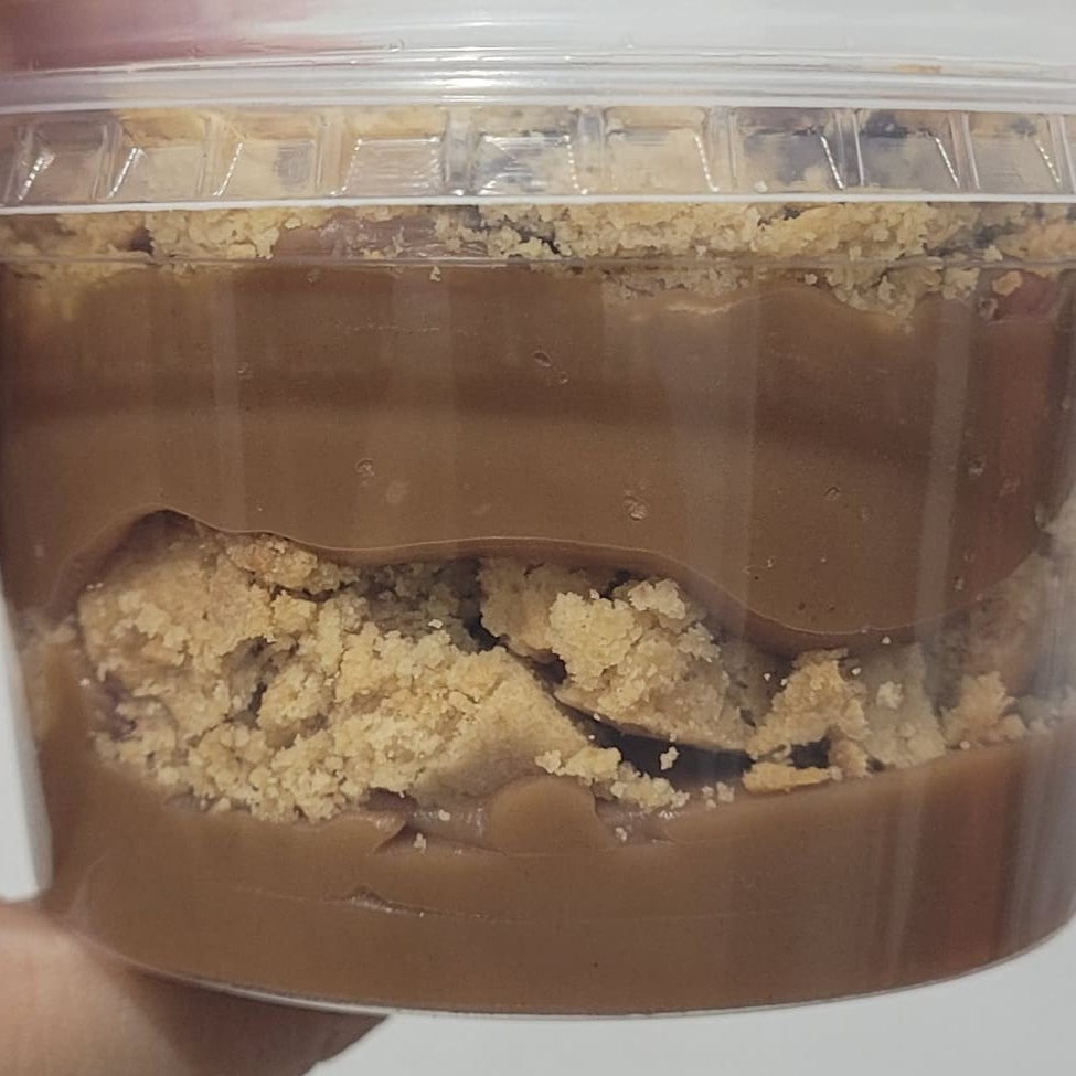 Camadas do nosso brigadeiro cremoso ao leite e pedaços do nosso cookie de baunilha com gotas de chocolate