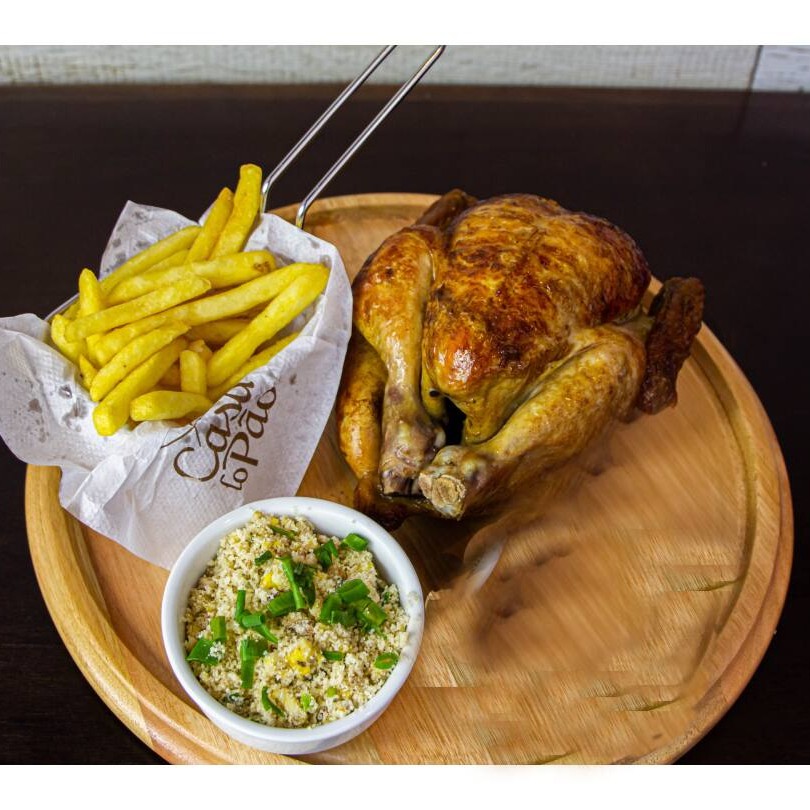 Delicie-se com nosso Frango Assado - Kit 2, uma seleção premium da categoria 'Frango e Cia'. Este kit é composto por um frango assado suculento, tenro, de carne macia e com uma camada externa crocante e dourada. Acompanha uma saborosa farofa de 100g, perfeitamente temperada e com uma textura irresistível. Para completar, desfrute das nossas batatas fritas, crocantes por fora e macias por dentro. Uma refeição completa e deliciosa, perfeita para qualquer ocasião.