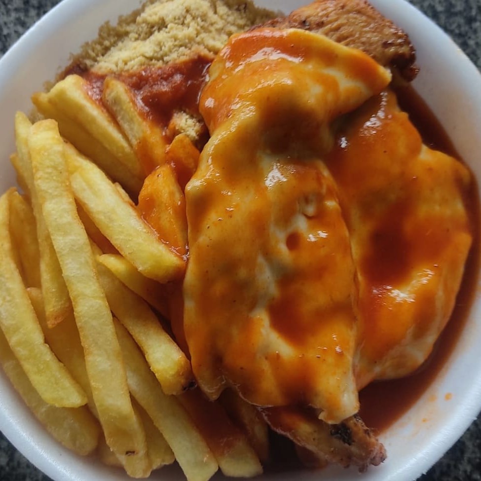 Acompanha arroz, feijão e farofa.