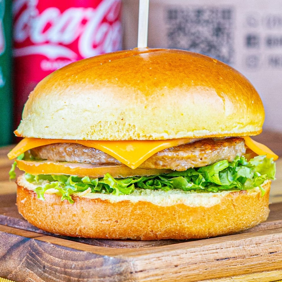 Pão de brioche, carne, queijo, salada e maionese especial  Lanches saborosos e quentinhos preparados com todo o capricho para atender a sua fome. #Hamburguer #Xis #Calabresa #Carne #Combo