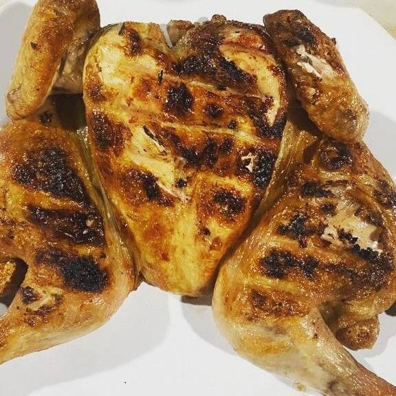 Delicioso Galeto assado na brasa, acompanhado de vinagrete e farofa.