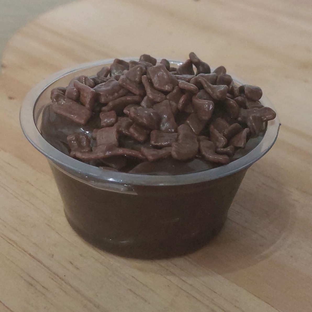 Brigadeiro cremoso cura Tpm , mau humor , alegra seu Dia e acalma  toda tempestade! Por isso pensamos em uma mini porção desse remédio milagroso, o nosso maravilhoso brigadeiro cremoso de chocolate ao leite e com sabor de quero mais ... Essa forma de venda é para você matar  a vontade de comer seu docinho e suspirar dizendo : Aí Quero Bis   Brigadeiro de colher extremamente cremoso e finalizado com granulado de chocolate. Apenas 50g de puro sabor e cremosidade .  --------------tags--------------- Brigadeiro , docinho , chocolate ,  promoção , frete grátis , caseirinho , mini vulcão , gourmet , Nutella , promoção