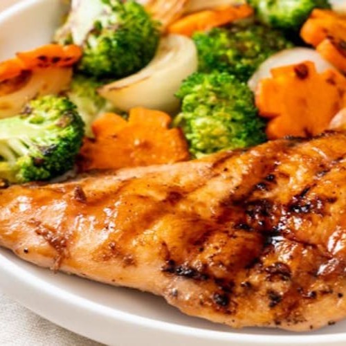 Delicie-se com o nosso 'Prato Fitness com Frango Grelhado', uma criação primorosa do Chef Barros da categoria 'Pratos Fitness'. Este prato incorpora um saboroso frango grelhado, preparado à perfeição para preservar todos os seus suculentos sabores. Ele é acompanhado de arroz integral, uma opção saudável e cheia de nutrientes. Uma salada de legumes frescos e crocantes, um ovo cozido, rico em proteínas, e ervilhas Petit Pois adicionam um toque de cor e textura ao prato. Para completar, uma refrescante salada de alface e tomate adiciona um toque de frescor. Uma refeição equili