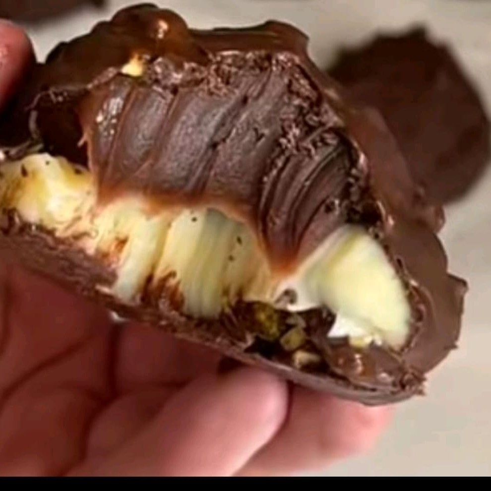 Brigadeiro branco com brigadeiro e casca de chocolate