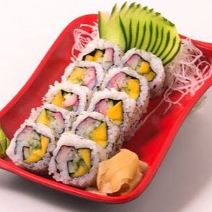 Enrolado de arroz e alga recheado com pepino, kani e manga.