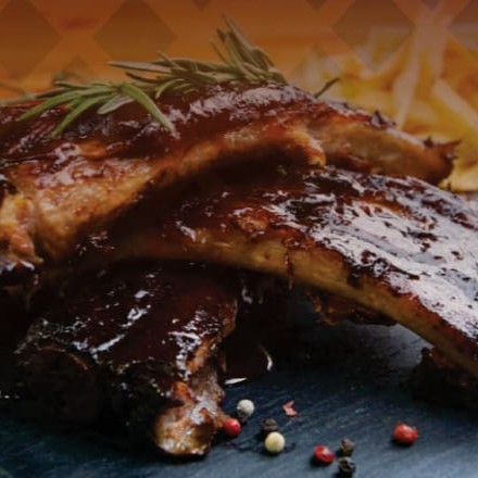 A costela suína no bafo é marinada em cachaça e especiarias por doze horas e assada no bafo por seis horas. Servidas com batatas cozida e cebolas.  Acompanha farofa da casa e molho a campanha.