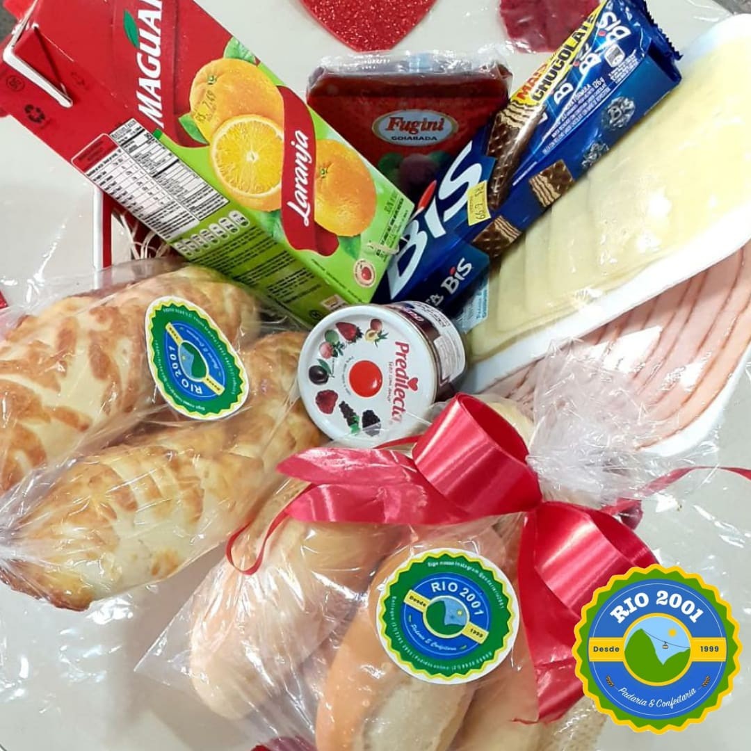 A 'Cesta Presente Café da Manhã # 3' é um verdadeiro deleite matinal repleto de sabores. Ela contém cinco crocantes pães franceses, 200 gramas de mussarela suave e deliciosa, 200 gramas de blanquet de peru leve e saboroso. Além disso, conta também com duas baguetes de provolone, ricas e picantes. Acompanha uma geléia de mocotó Du Copo de 230g, proporcionando um toque de doçura e uma goiabada de 300g, para adicionar uma nota tropical. Para finalizar, a cesta inclui uma caixa de Bis de 126g com 20 unidades, para um toque de chocolate, e um suco de laranja Maguary de 1 litro, para refrescar o seu Dia. Esta cesta cativante da categoria 'Kits e Cesta Presente' é uma maneira maravilhosa de começar o Dia.