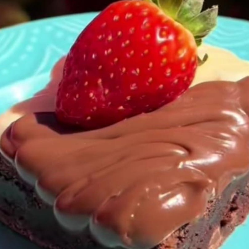 Fatia de brownie quadrada com cobertura de brigadeiro branco e preto