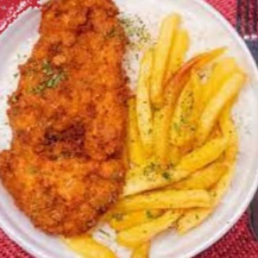 Arroz fresquinho, feijão delicioso, frango a milanesa farofa e acompanhamentos.