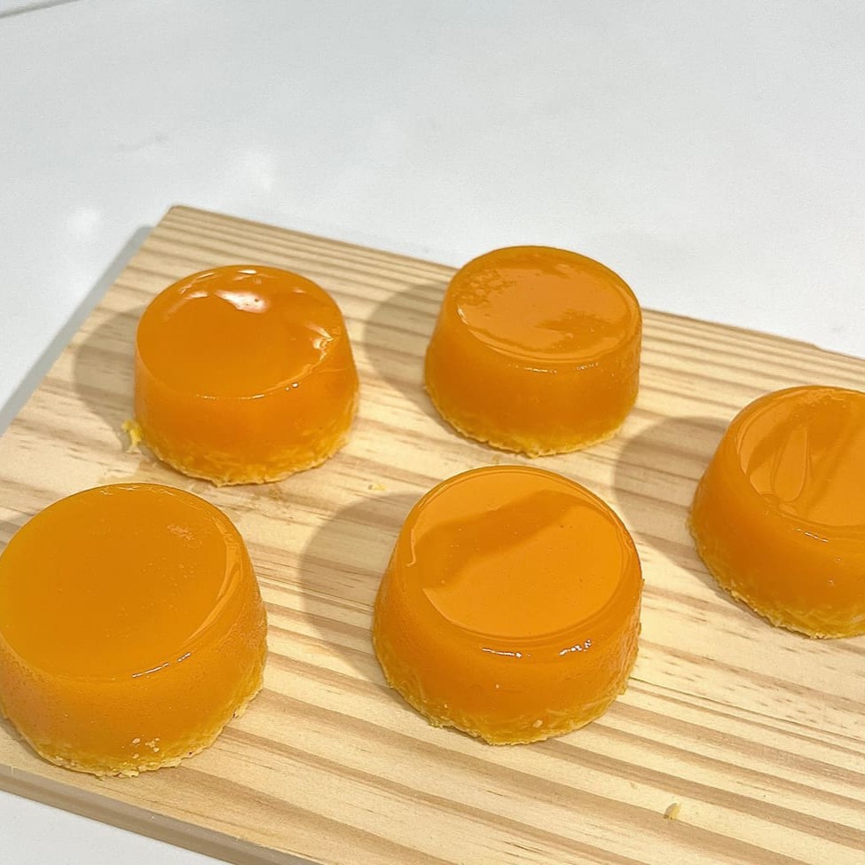 Delicioso Quindim super cremoso, feito com gemas e coco ralado frescos. Tamanho médio 85g cada.