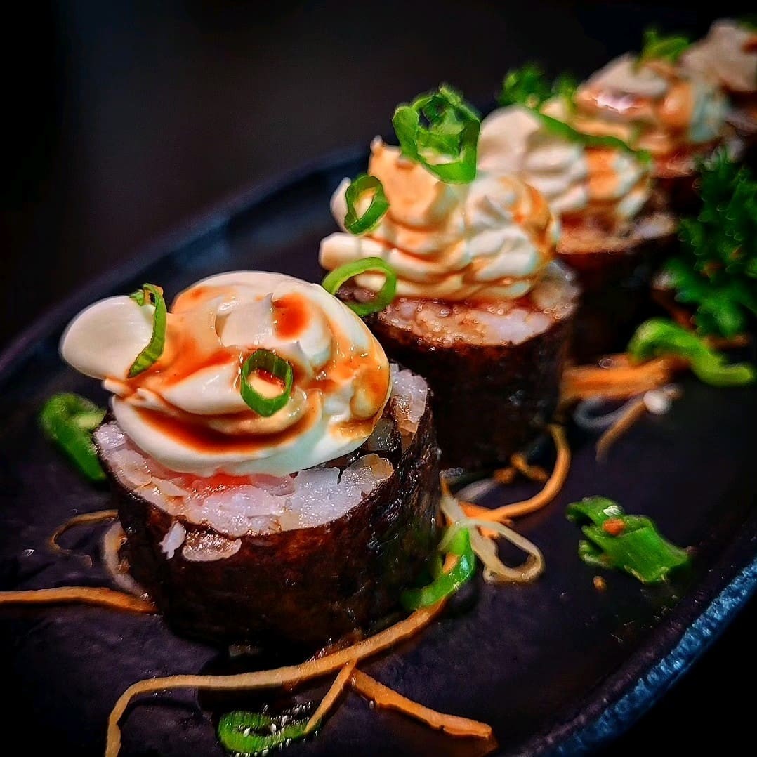 Makimono Philadelphia finalizado com cream cheese e cebolinha