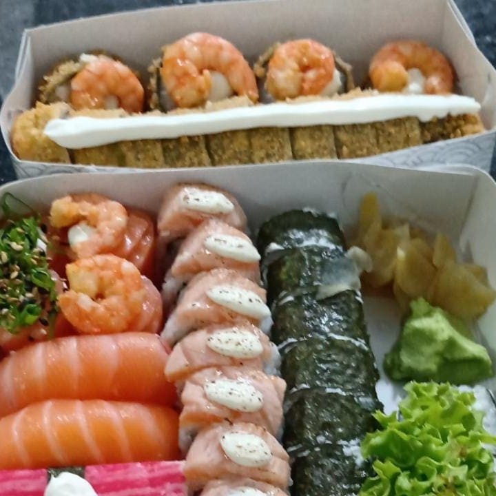 Combo Show! Acompanha 10 Hot, 12 filadelfia, 12 Urakami Especial, 4 Hot especial, 4 Joll, 4 Sushi e 4 Sashimi.