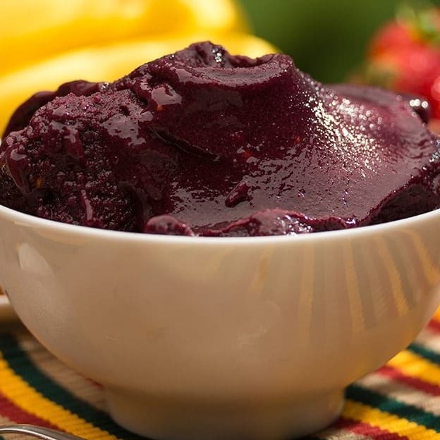 Delicioso Açaí batido com Banana ou Morango. Toppings a Sua Escolha!