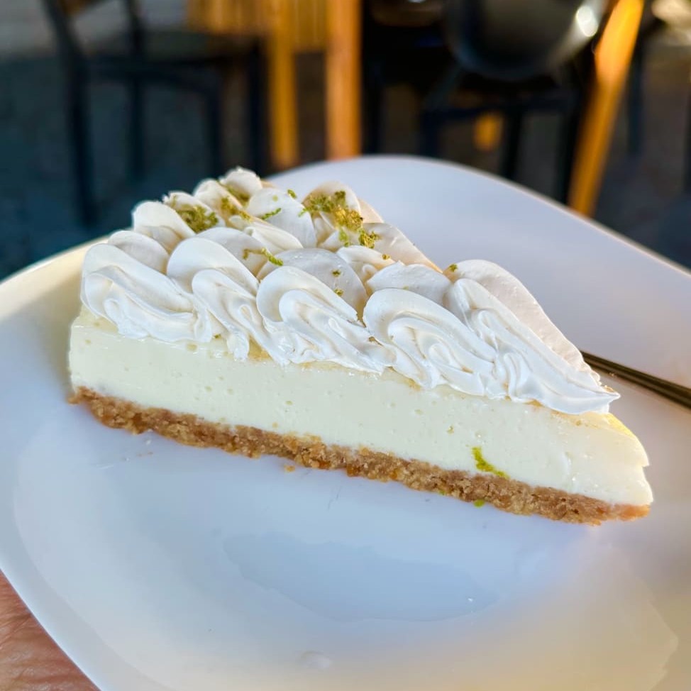 Massa de biscoito maisena, um incrível mousse trufado de limão azedinho , finalizado com chantilly saborizado e raspas de limão para fechar com chave de ouroooo!