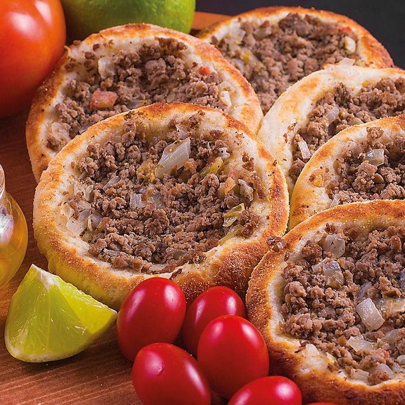 Delicie-se com nossas irresistíveis esfihas de carne! Feitas com massa leve e recheio suculento, são perfeitas para compartilhar ou saborear sozinho. Aproveite essa promoção especial e garanta o seu sabor favorito!