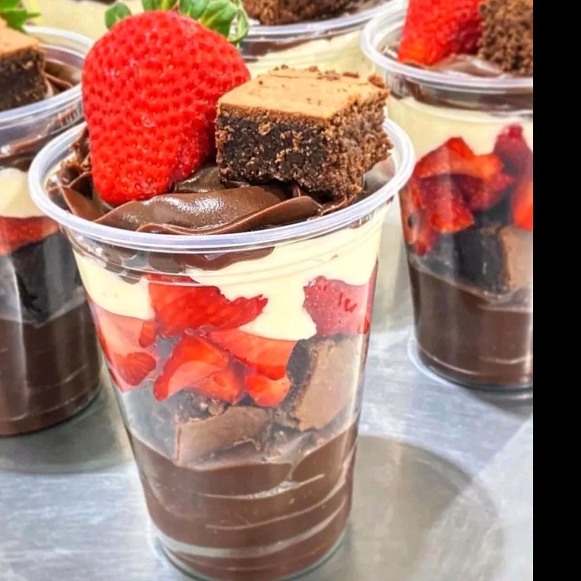 Brigadeiro gourmet, brownie, morango, brigadeiro de Ninho..