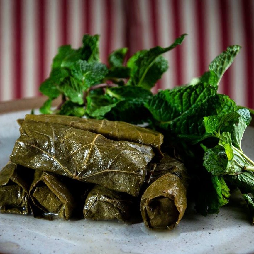 Servido com molho rústico de tomate e coalhada