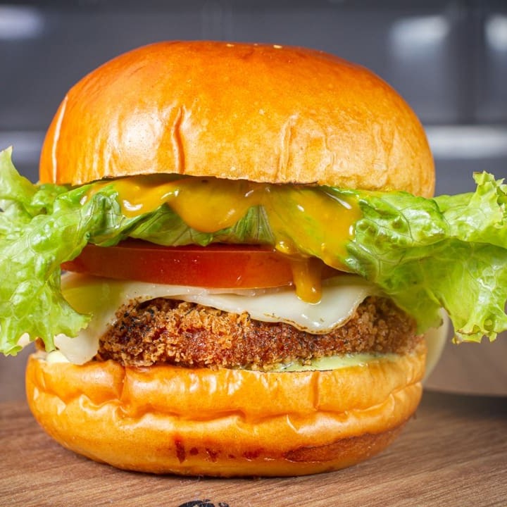 Filé de sobrecoxa + peito moído e empanado.. É esse sanduíche é feito assim. Vamos provar?  Pão de brioche Molho verde hambúrguer de frango caseiro empanado Mussarela Alface e tomate Molho mostarda e mel do Brasa