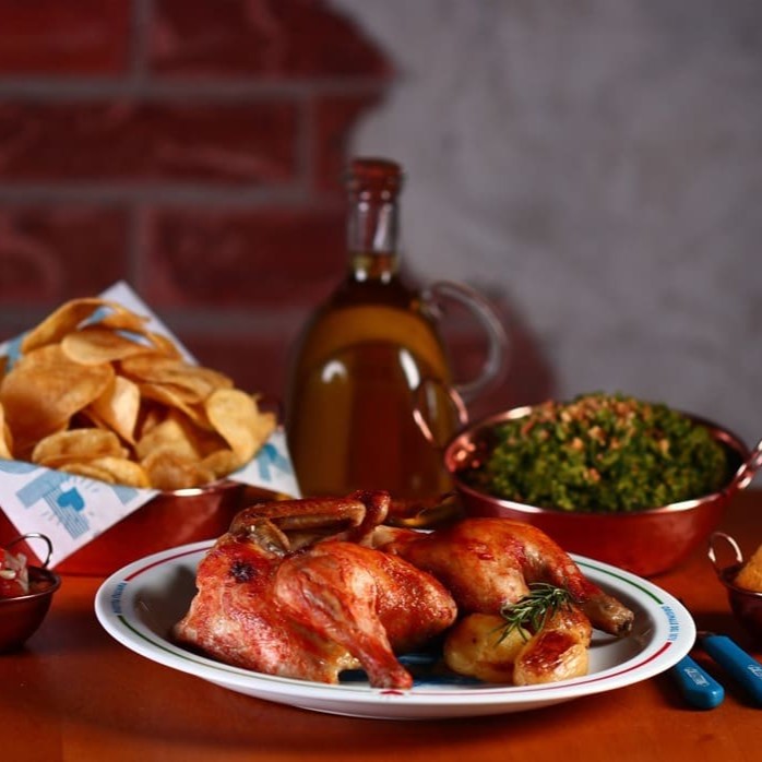 Nosso tradicional Galeto marinado no nosso molho exclusivo da casa. Acompanhado de 3 acompanhamento simples. Todos os nossos galetos acompanham farofa e vinagrete.