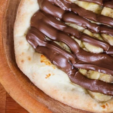 Queijo muçarela,banana e chocolate ao leite. Tamanho: 20 cm.