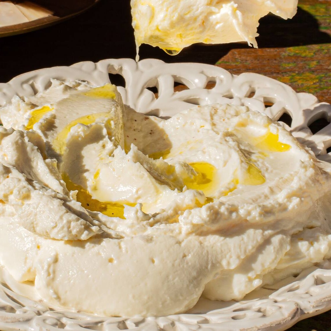 A melhor Coalhada Seca, temperada com sal e azeite.  Bem sequinha, suave e muito saborosa!!! Receita de vó + o Hommus Tahine aveludado da Hafiza. 220g de labneh + 220g de hommus.  Manter refrigerado. Produtos para consumo imediato