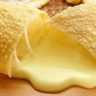 Massa frita de 22 cm recheada com  Queijo Mussarela