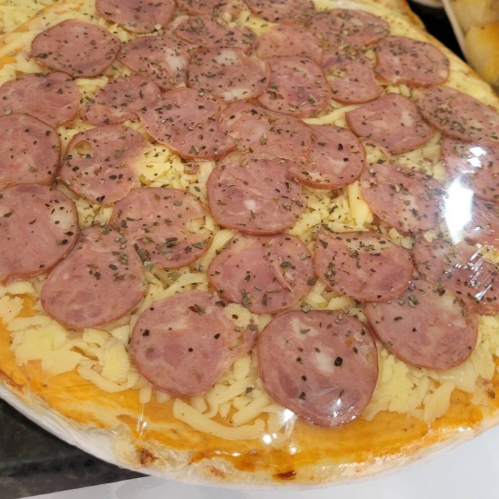 Massa pré assada com molho de pizza mas mussarela com calabresa + orégano