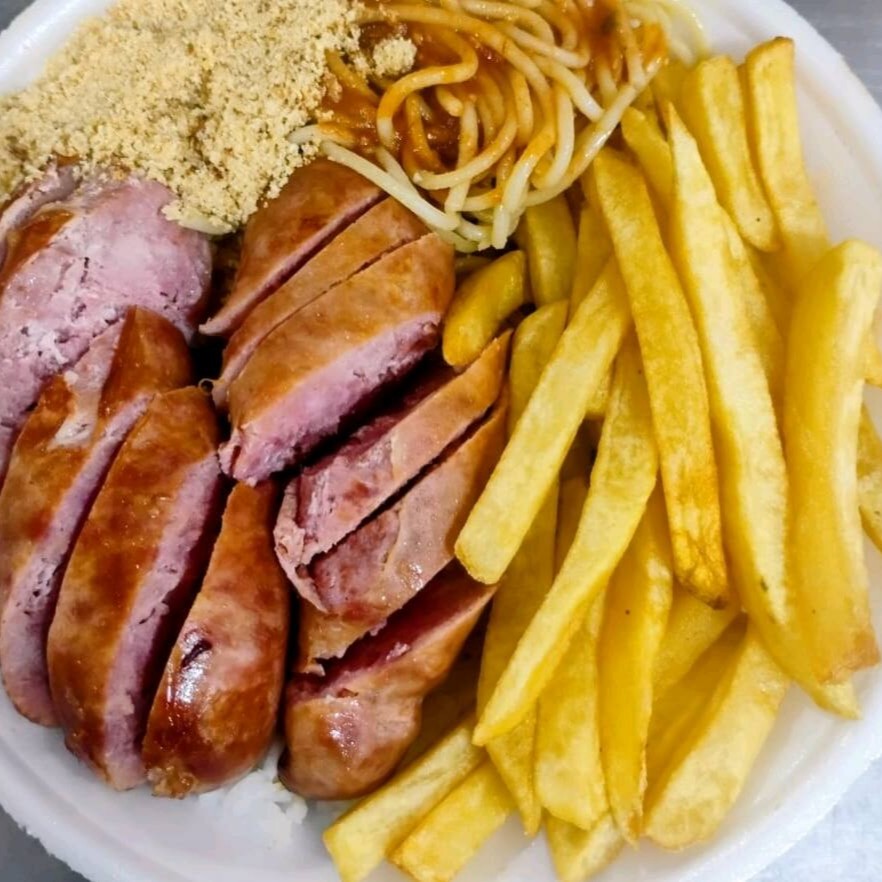 Arroz, feijão, macarrão, e farofa