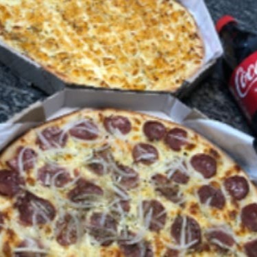2 Pizzas Grandes (Frango Com Catupiry E Calabresa Com Cebola) + Coca-Cola 1,5l