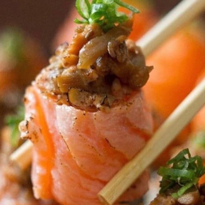 Enrolado de salmão por fora, arroz japonês, cream cheese e shimeji    ----------tags------------- Sushi/japa/culinária japonesa/sushi em casa / promoções/makimonos/Philadelphia/filadélfia/hot filadélfia/ hot Philadelphia/sunomono/entre grátis/combinados/Carpaccio/cevite/sashimi de salmão/sushi por 1 real / promoção de hot/temaki/yakissoba