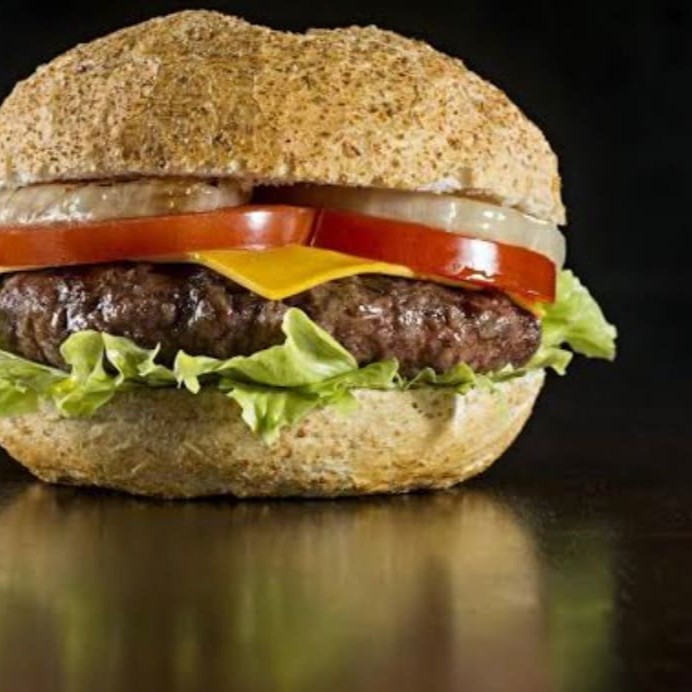 1 hambúrguer de picanha, 1 queijo, 1 ovo, salada e molhos