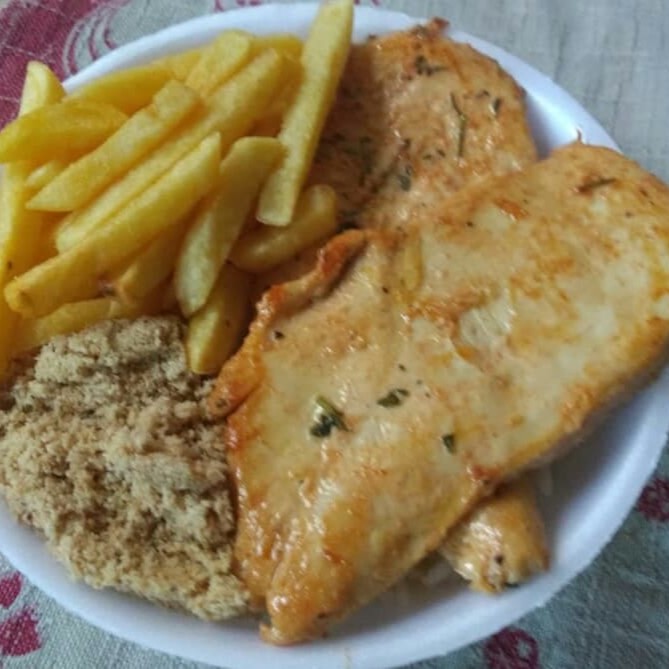 acompanha: arroz, feijão, farofa e batata frita