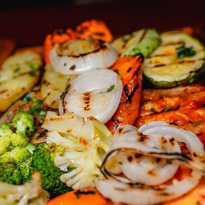 Mix de Legumes Frescos do Dia; batata inglesa ou batata doce, berinjela, abobrinha, cebola calabresa, tomate, brócolis, cenoura ,couve-flor, molho chimi-churri.
(foto ilustrativa)