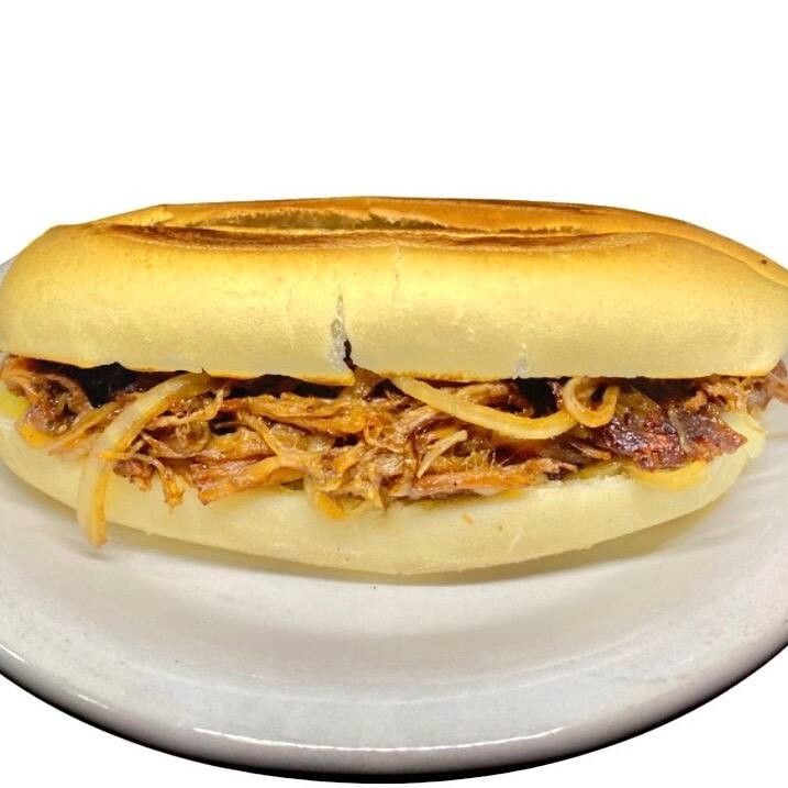 Sanduíche de Costela Bovina Artesanal Costela bovina cozida lentamente, super macia e saborosa, combinada com queijo muçarela derretido, molho barbecue defumado e cebola caramelizada no shoyu, tudo servido em pão artesanal. Um lanche marcante, suculento e cheio de personalidade.
