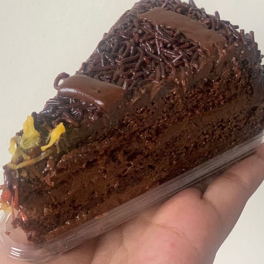 Massa de chocolate com cobertura de brigadeiro e recheio de brigadeiro