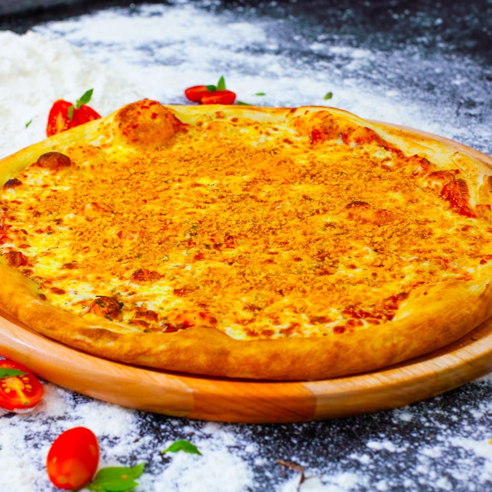 Pizza: Aproveite a oportunidade imperdível do nosso combo especial: Ao adquirir uma pizza salgada de 40cm, com a possibilidade de escolher até dois sabores suculentos, você ganha uma pizza doce de 20cm, com um sabor à sua escolha. São pizzas artesanais, com ingredientes selecionados e preparadas com muito carinho para proporcionar uma experiência gastronômica inesquecível. Não perca essa chance de experimentar uma combinação irresistível de sabores!!