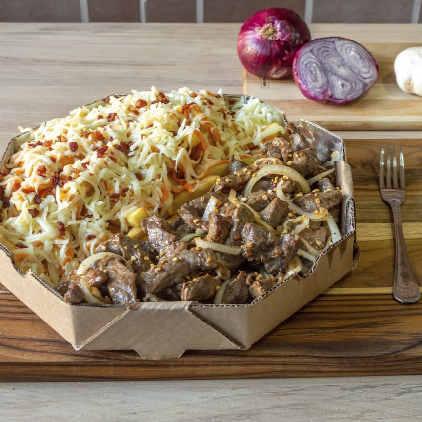 Delicioso e Suculento Contra File Feito Na Manteiga Com Nossas Queridinha Batatas Fritas Coberta com Cheddar , Mussarela Derretida e Bacon Crocante